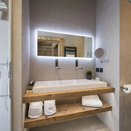 Majestic Alpine Escape: Chalet צרמט