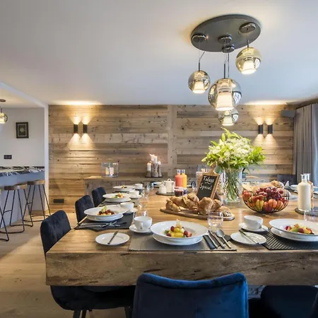 Majestic Alpine Escape: Chalet בקתה